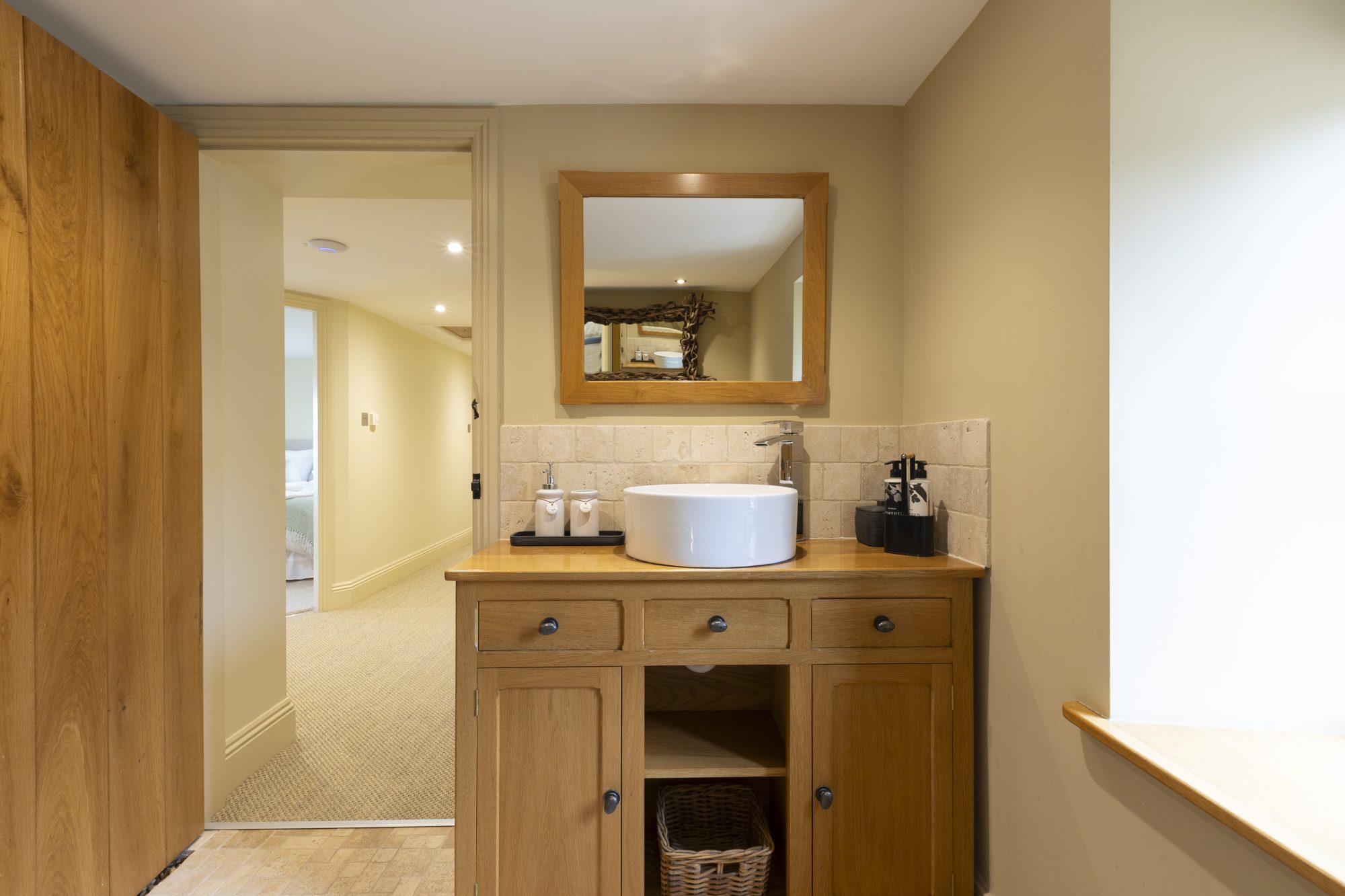 Vanity basin on the landing outside the bedrooms
