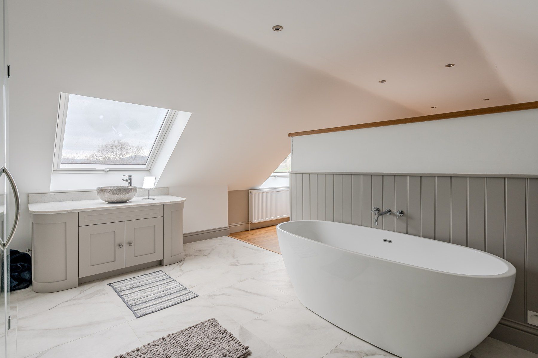 Freestanding bath under the roof light